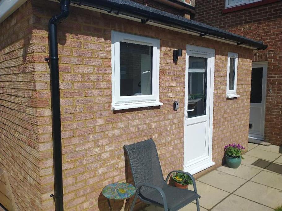 Cosy Garden Studio Room Minimum Two Night Booking Brighton Exterior photo