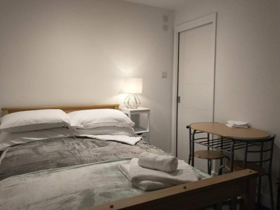 Cosy Garden Studio Room Minimum Two Night Booking Brighton Exterior photo